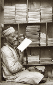 Lesender Mann Papyri Ägyptischer Kulturladen Berlin - Arabische Buchhandlung Berlin